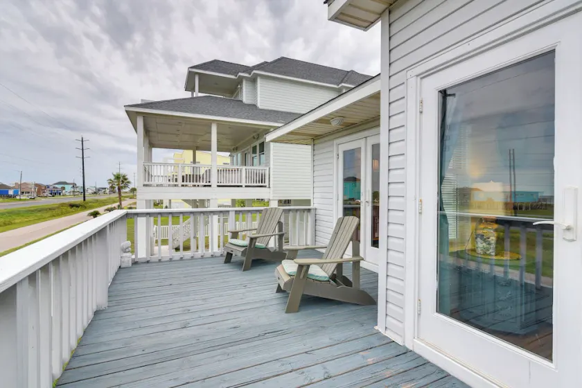 Pet-Friendly Condo w/ Seasonal Pool in Galveston! - Image 1