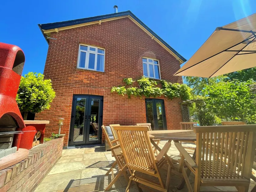 Cosy base for scenic routes - Image 1