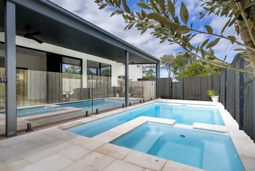 Pool/Spa with the beach 150m away, sleeps 16 - Image 1