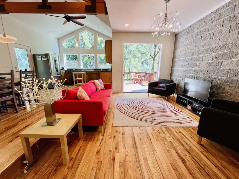 Riverfront Stunning Open Concept 3bdrm near outdoor activities  - Image 1