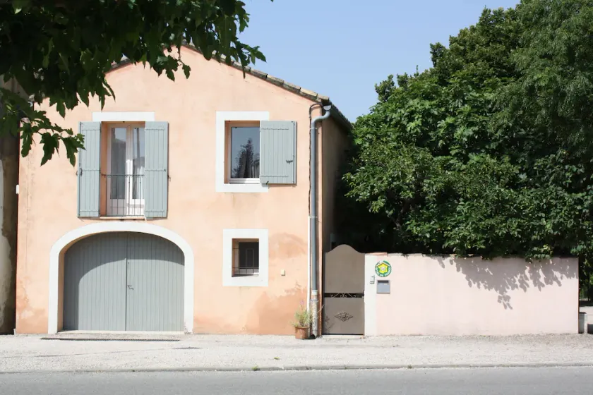 Entre Aviñón y Nimes, en un pueblo a orillas del Ródano ... - Image 1
