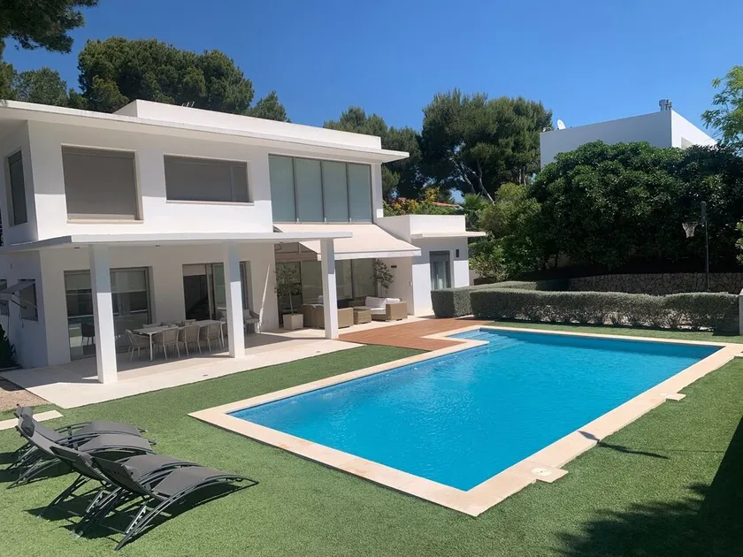 Modern villa with pool and sleeps 8 - Image 1