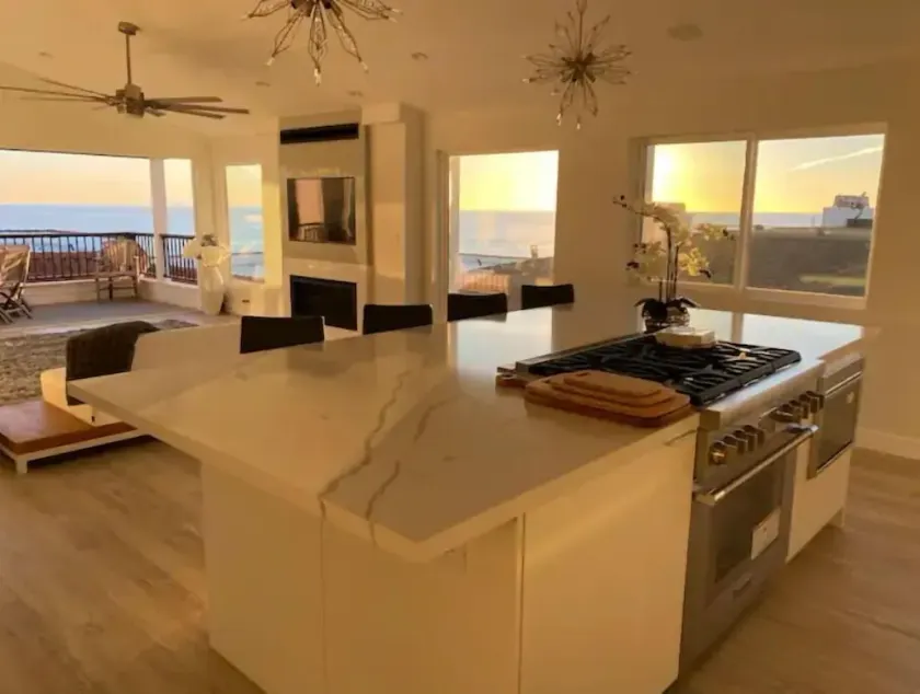 NEW LUX Ocean View Penthouse Del Mar w AC, Beach Access, Pool, Hot Tub - Image 1