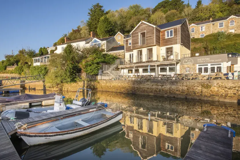 Cette maison de vacances est située au bord de l'eau dans le port de plaisance de Malpas - Image 1