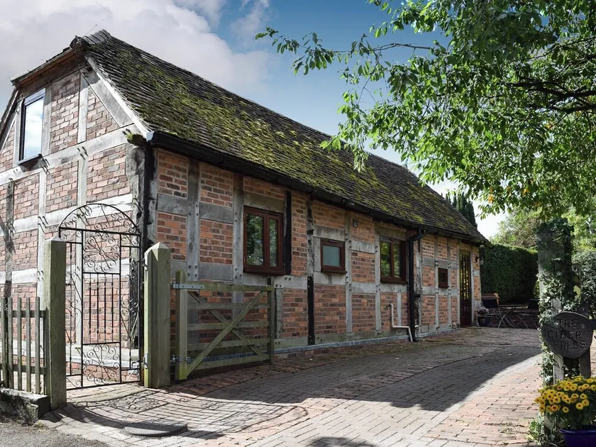 2 bedroom accommodation in Welland, near Malvern - Image 1
