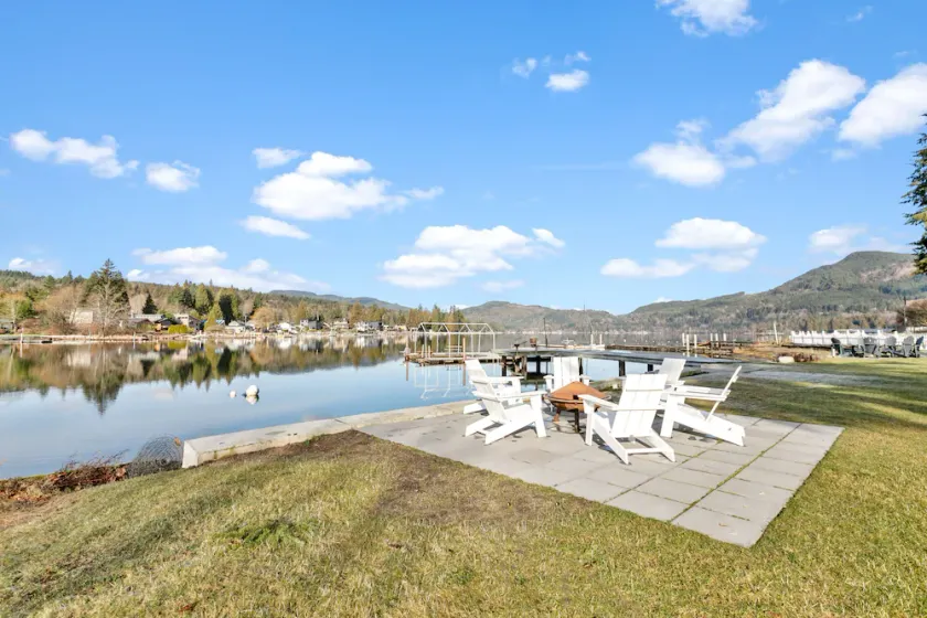 Beautiful Home on Lake Samish with Deck- 10 minute drive to Fairhaven - Image 1