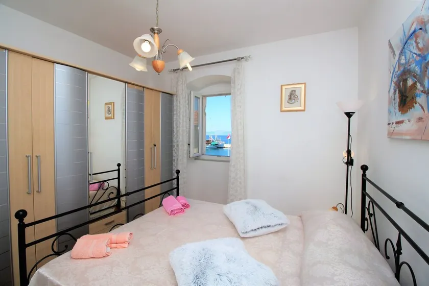 One bedroom apartment with balcony and sea view Postira, Brač (A-18971-a) - Image 1