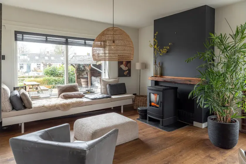 Spacious holiday home in the center of Langweer - Image 1