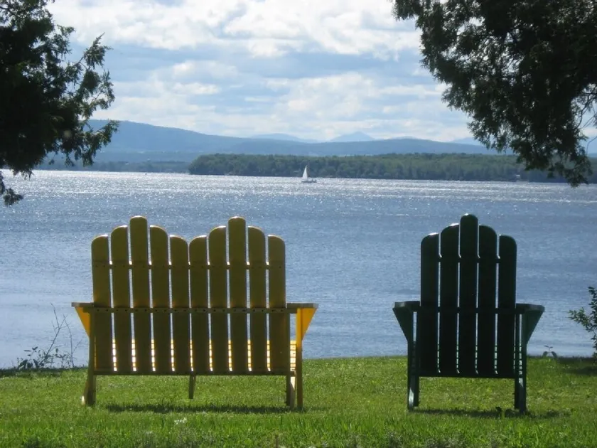 Charming, Lakefront Cottage With Mountain View’s - Image 1