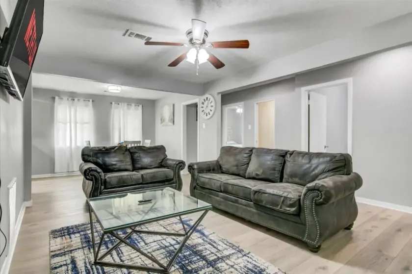 Comfy 3 bedroom home w/ fenced yard - Image 1