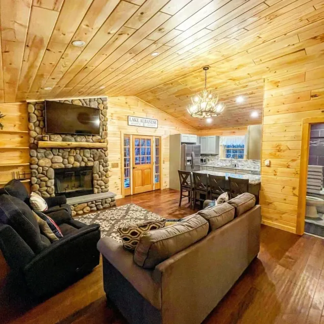 Pines Luxury Log Cabin Lakefront Kayaks & Hot Tub - Image 1