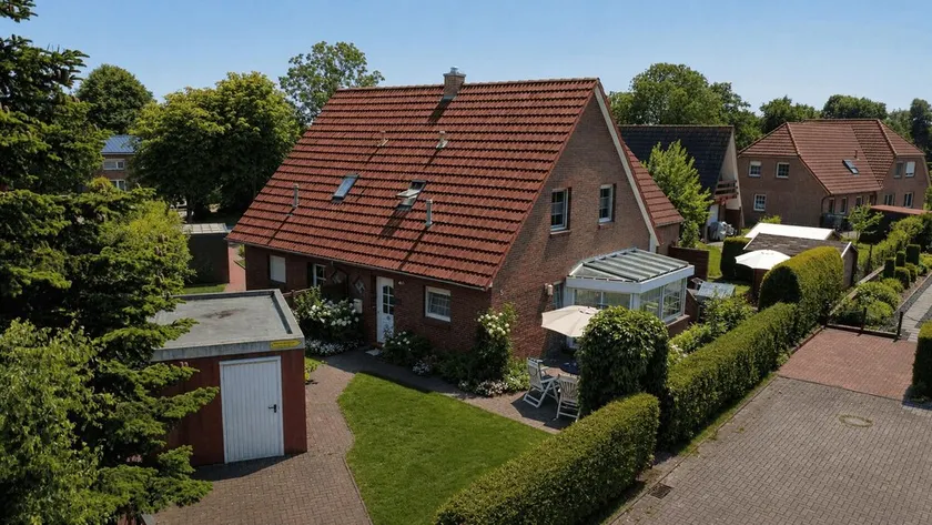 FH East Frisian dream with conservatory and fenced property - Image 1