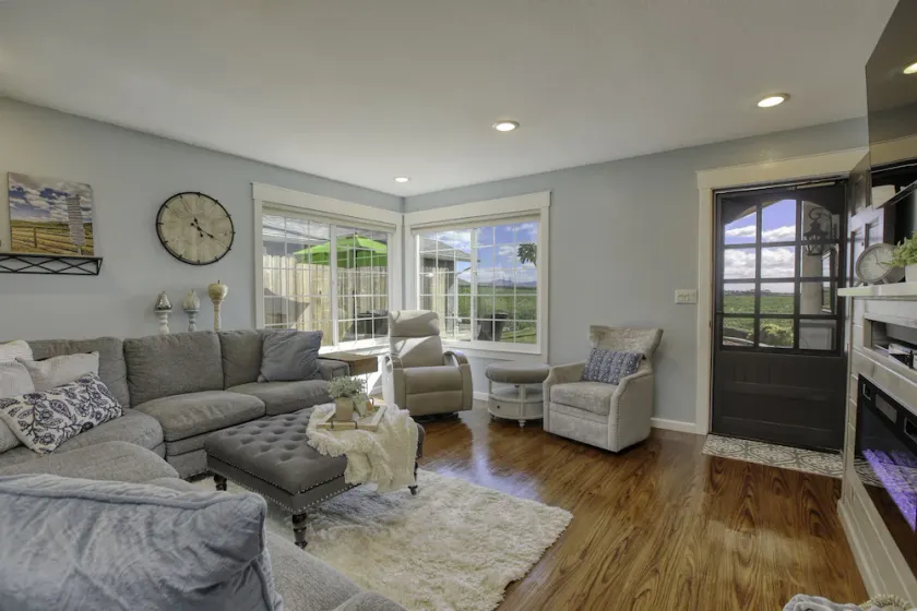 Quiet relaxing home - Air conditioned comfort, Tesla Level 2 charging on site - Image 1
