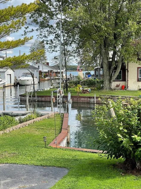 Algonac, Great Place To Stay With Water Access To St. Clair River - Image 1