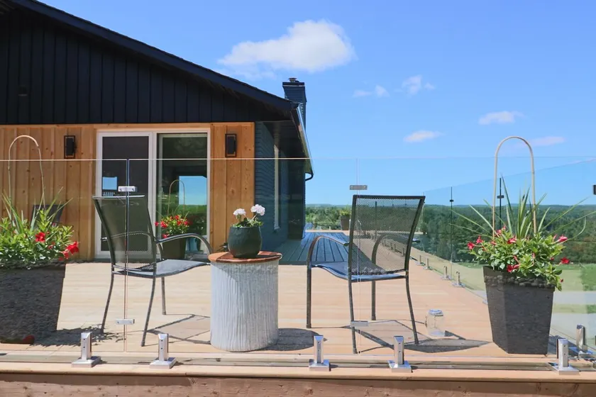 Blått hus på kullen - Image 1