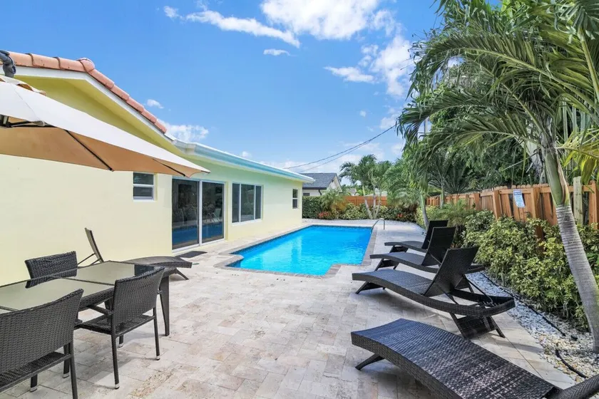 Villa Küstenbucht Glitzernder Pool Nahe Strand Grill En-Suite - Image 1