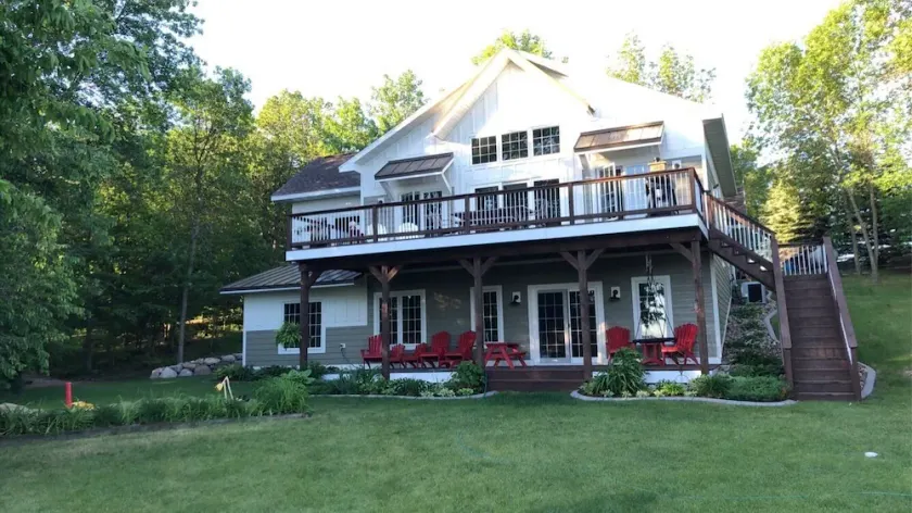 Beautiful lake house with pontoon INCLUDED! - Image 1