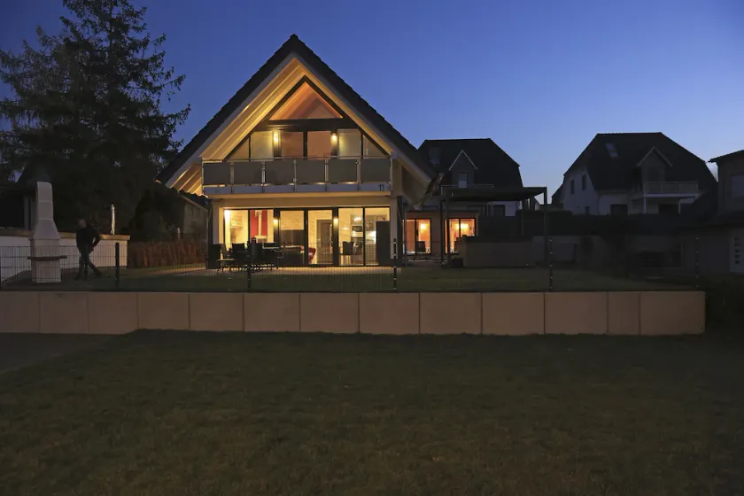 Vacation home directly on the lake, outdoor whirlpool and exclusive 20sqm wellness sauna - Image 1
