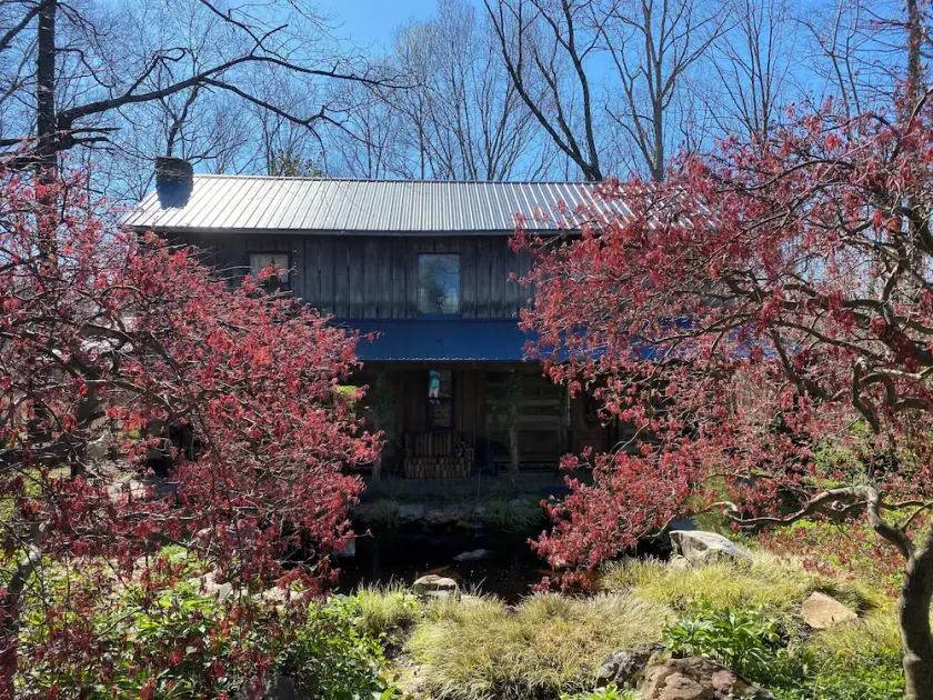 Charming Log Cabin Retreat with Flower Garden - Image 1