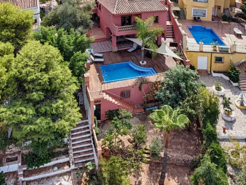 Amazing House with pool situated in El Candado Area - Image 1
