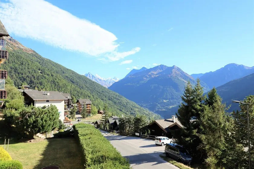 Outside: 2-room flat with south-facing balcony with view of the Matterhorn. Foldable terrace furnitu - Image 1