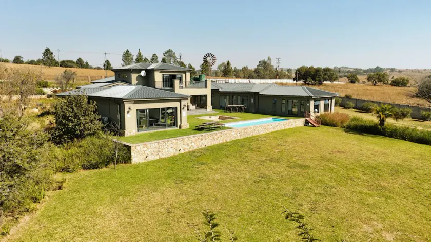 Stones Throw Manor - Image 1