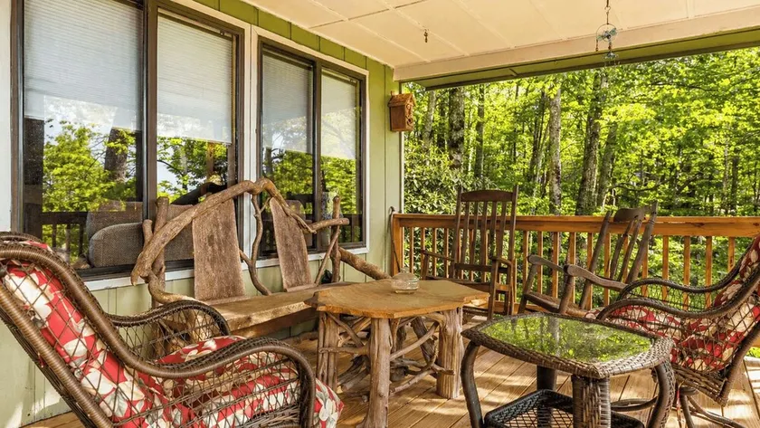 Ash Vale by Avantstay Expansive Deck + Ping Pong + Covered Porch Blue Ridge Mountain Escape - Image 1