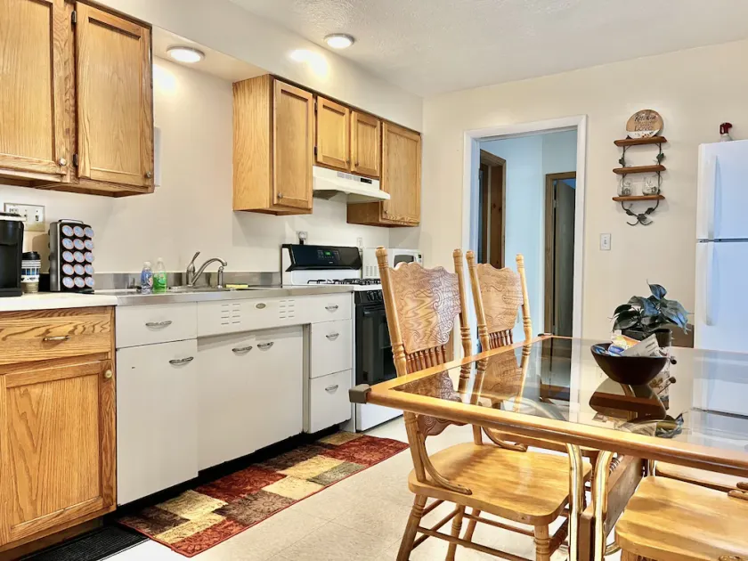 Quaint 2 bedroom apartment. 5 minute walk to down town Close to local bike trail - Image 1