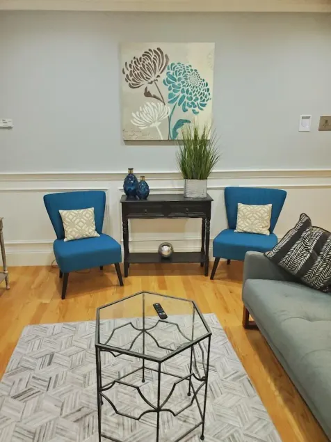Modern 2 BR, 1BA Near Convention Center & Seaport - Image 1