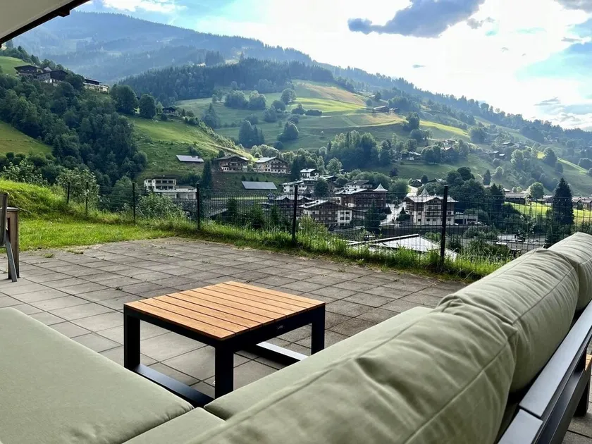 Lovely apartment within walking distance of the ski bus stop and the Jausern descent - Image 1