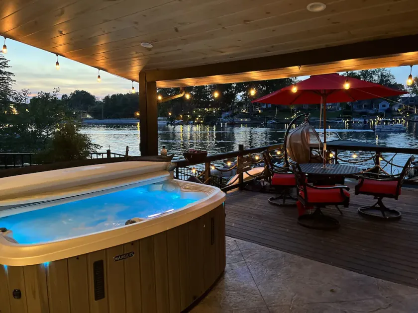 SLICE OF HEAVEN lake front cottage with HOTTUB, fire pit, kayaks & Dog friendly! - Image 1
