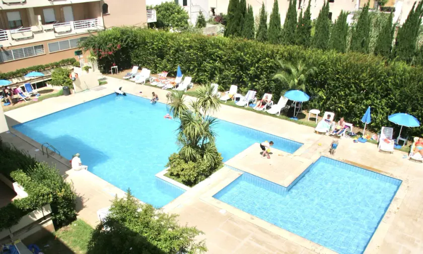 Residence with swimming-pool just a few steps from the beach - Image 1