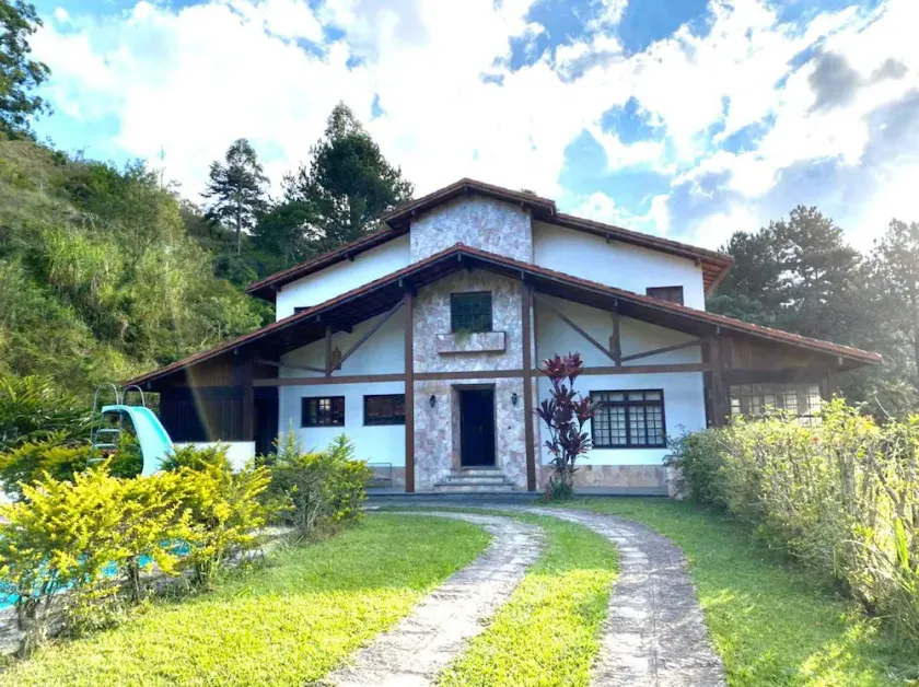 Rustic Country Estate - 5 spacious and comfortable suites in a peaceful retreat. - Image 1