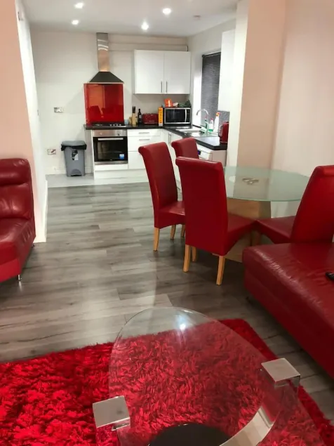 Immaculate 2-Bed House in High Wycombe HP14 - Image 1