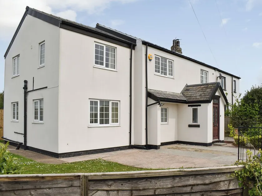 5 bedroom accommodation in Warton, near Lytham - Image 1