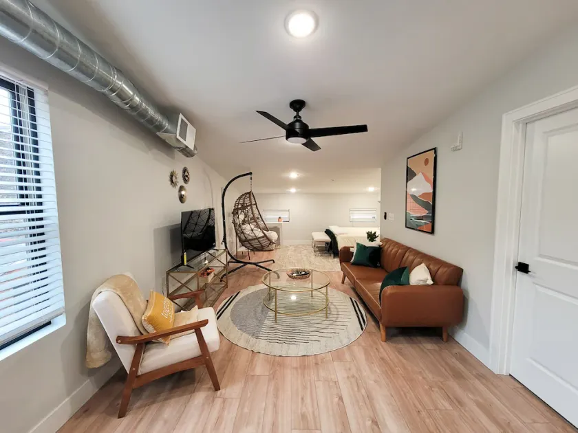 Prime OTR+QueenBed+50inTV+Near TQL+Studio+Equipped+Sleeps 4ppl - Image 1