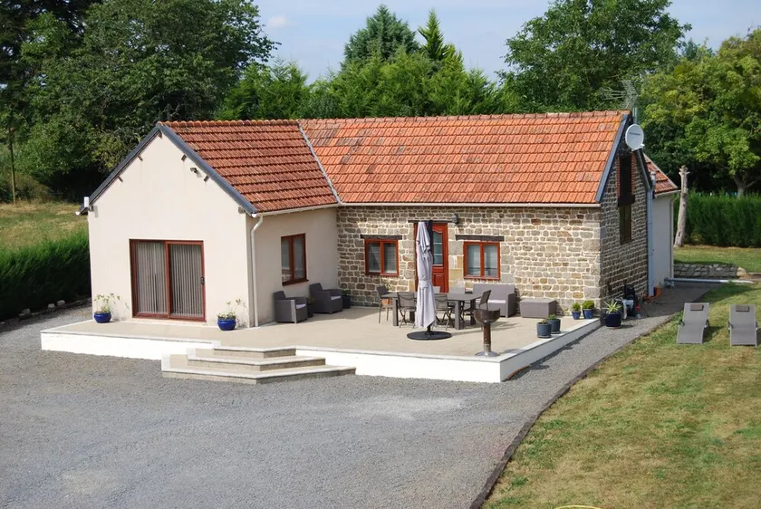 Light and airy bungalow with large terrace & heated outdoor pool - Image 1