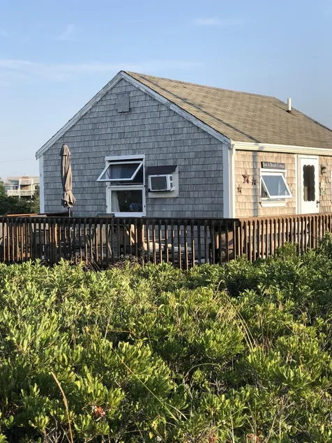 Chaleureux et pittoresque chalet Cape Cod Bay sur la plage privée. - Image 1
