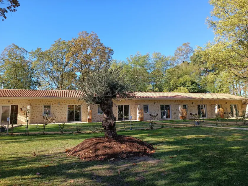 2/4-person gîte with small garden and shared swimming pool - Image 1