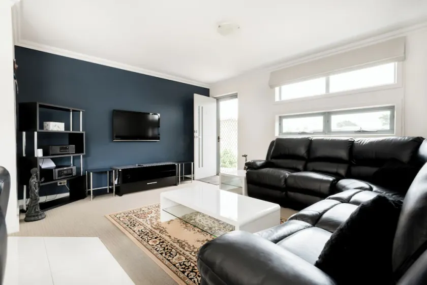 Comfortable Home 10 Minutes from Town - Wifi and Garage - Image 1