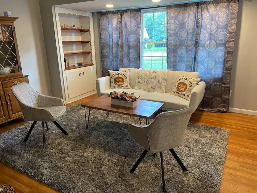 10 minutes to Downtown Cleveland - Entire 3B/1Bath Pets Allowed - Image 1