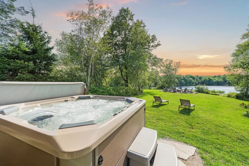 Waterside Haven by Avantstay Lakefront, Hot Tub, Game Room, Fire Pit - Image 1