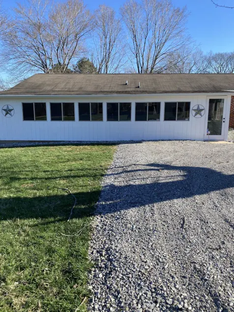 Country Charmer near lake new hot tub handicap accessible Extended stay - Image 1