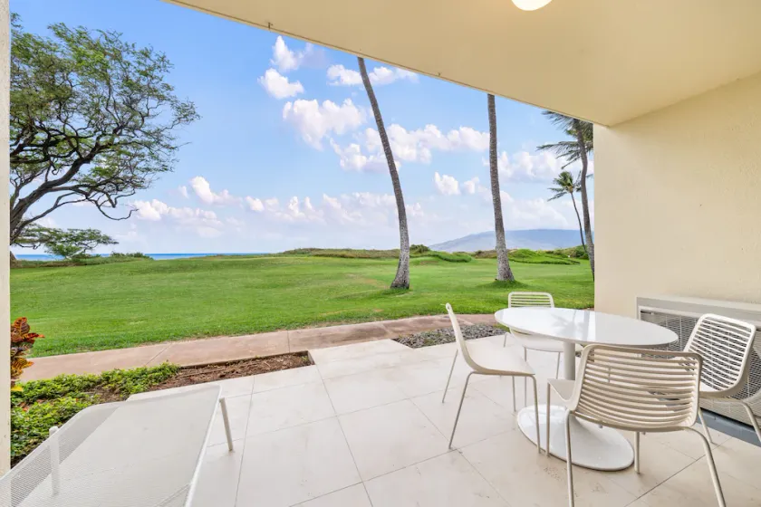 Waiohuli Beach Hale D-126 Oceanfront Beste Lage im Komplex mit vollem Meerblick - Image 1