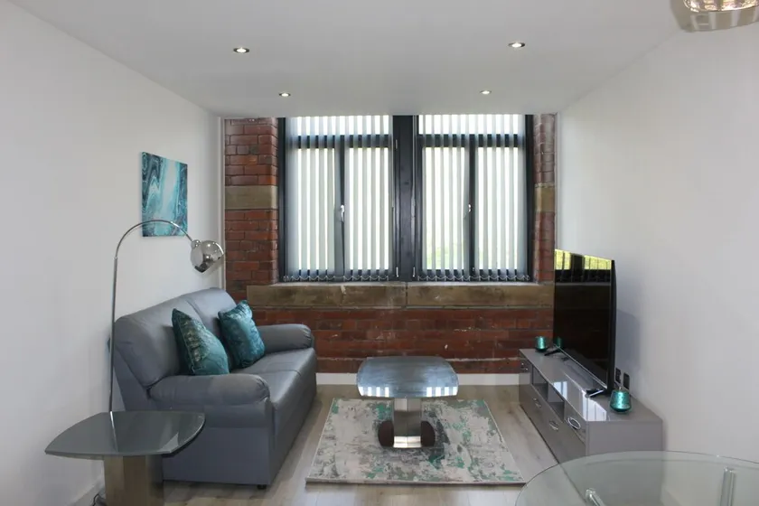 Two Bedroom Apartment In Bradford Canal Road Contractors With Free WiFi - Image 1