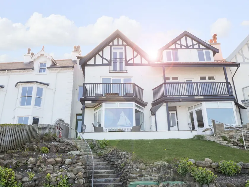 FLAT 3, PEACEHAVEN, family friendly in Sandsend - Image 1