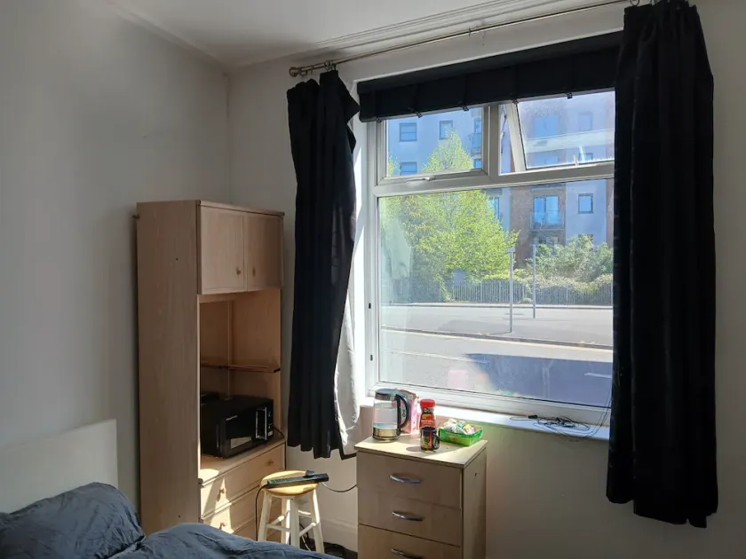 Room in town centre - Image 1