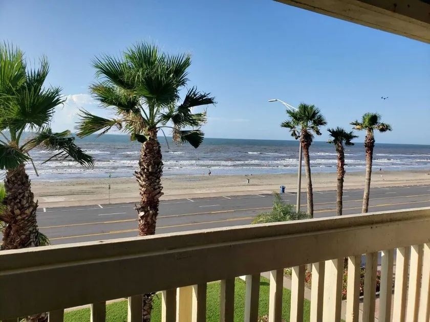 Beachfront luxury condo - Image 1