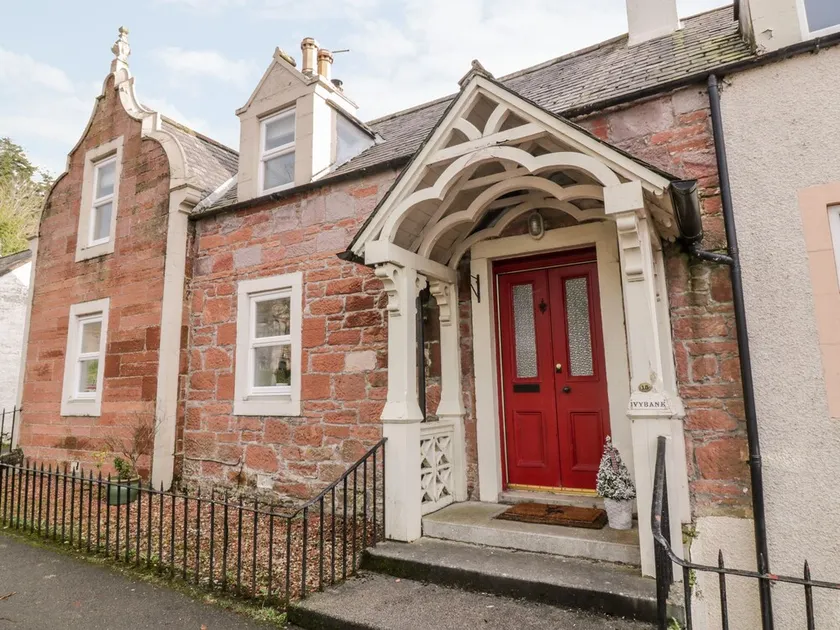 IVY BANK, pet friendly, luxury holiday cottage in Thornhill - Image 1