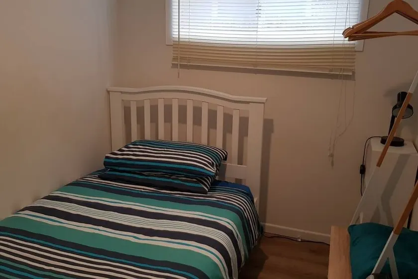Fully-furnished, family & pet-friendly home 100m the water. Sleeps 12. - Image 1